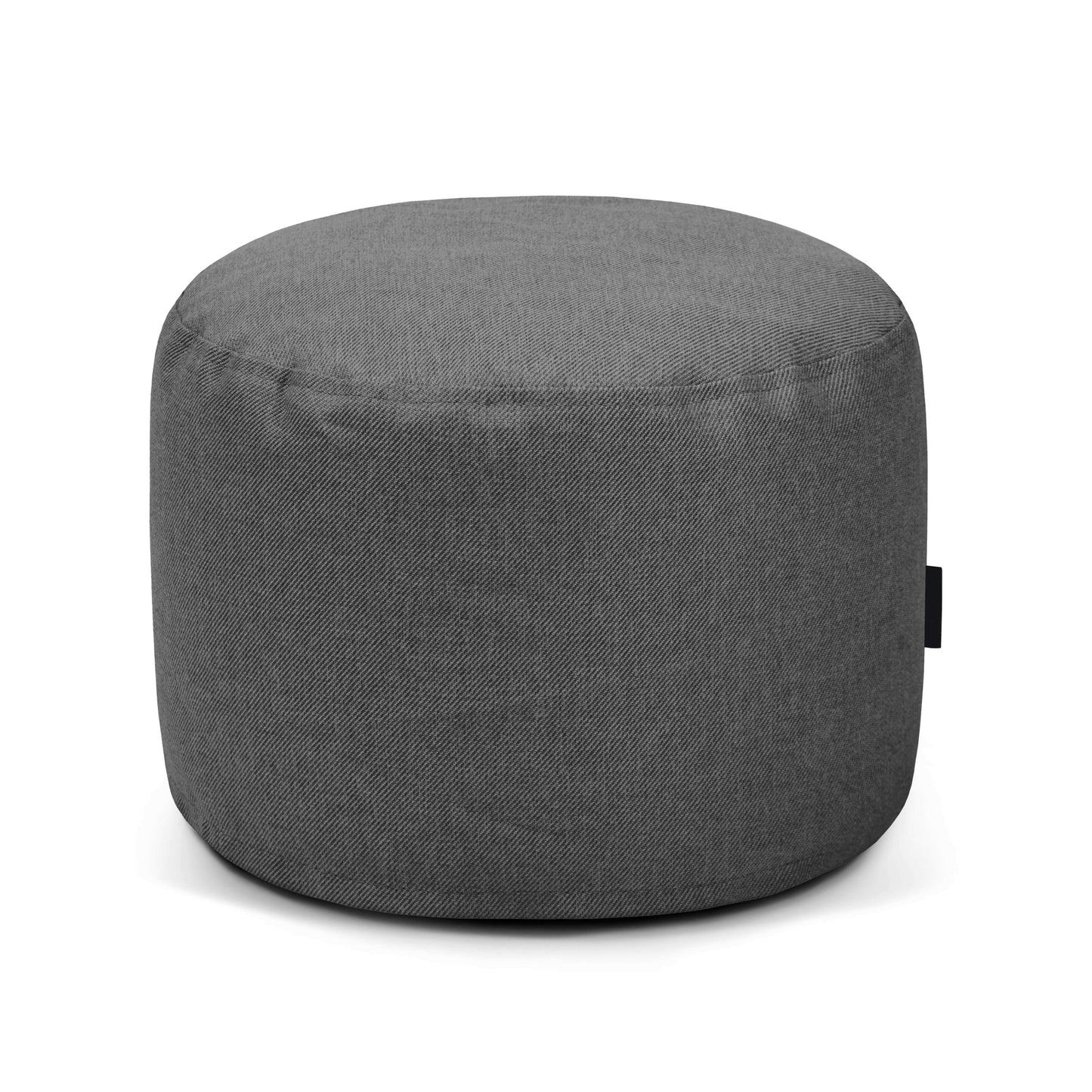 El Pouf Mini Riviera - uso exteriores es una otomana redonda de color gris fabricada en tejido OEKO-TEX con un diseño sencillo y moderno, un asiento versátil para cualquier espacio, que se muestra sobre un fondo blanco.