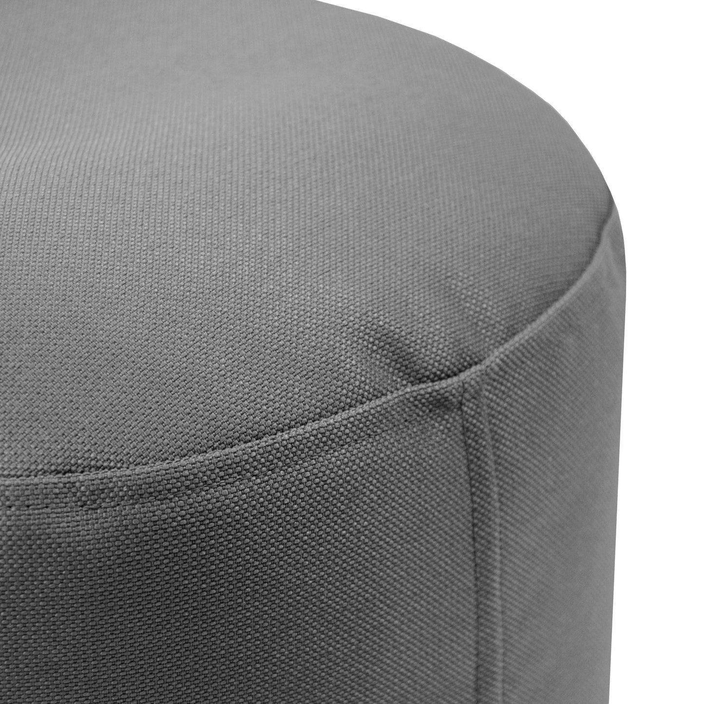 Primer plano del Puff redondo de tejido ignífugo 40×40×30 cm MINI PROFUSE con costuras visibles y tapizado texturizado, ideal como asiento compacto para cualquier dormitorio o salón.