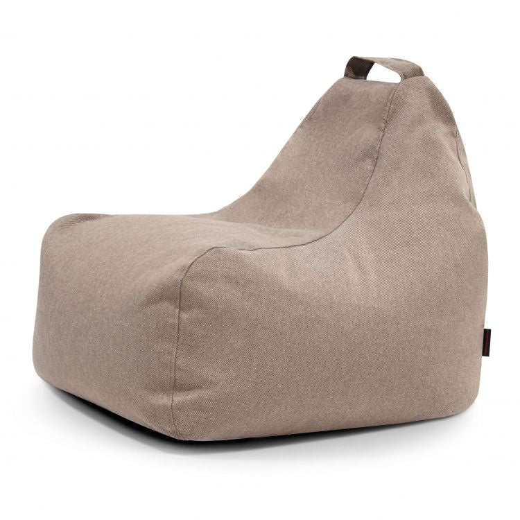 El Bean Bag Game Riviera - uso exterior es una silla infantil de tela beige con respaldo y una práctica asa de transporte, presentada sobre un fondo blanco liso, ideal para los muebles infantiles de moda.