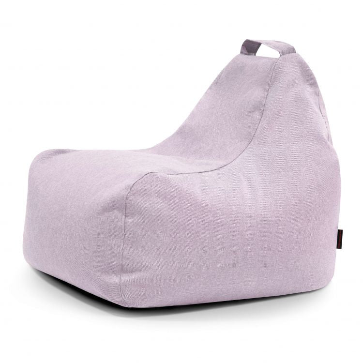 El Bean Bag Game Riviera - uso exterior es un sillón puff infantil de color morado claro con respaldo alto y asa de transporte en la parte superior, que se muestra sobre fondo blanco.
