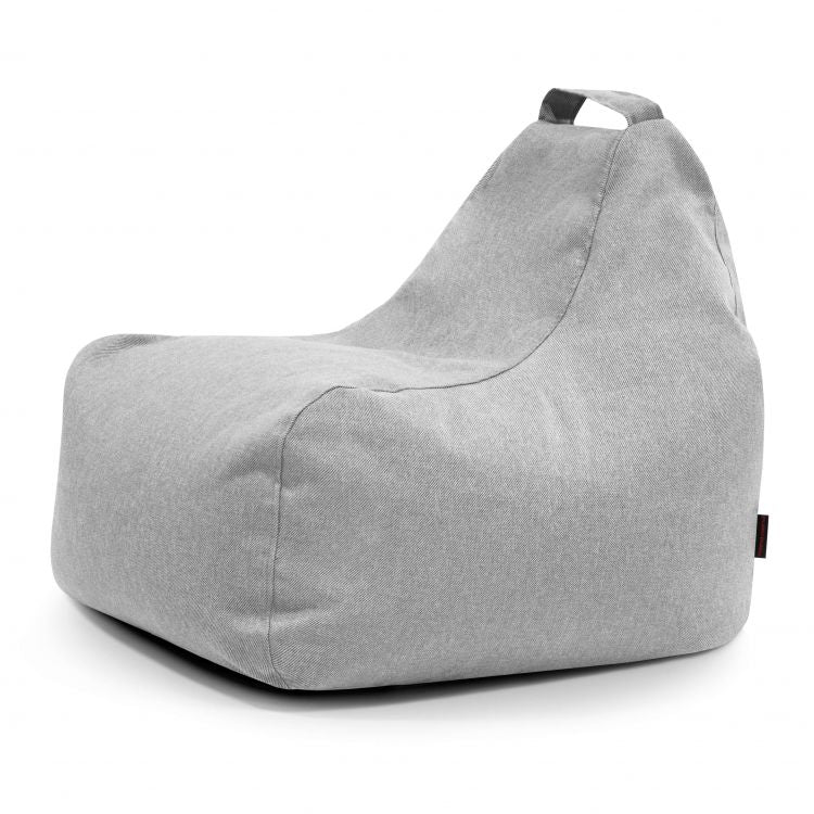 El Bean Bag Game Riviera - uso exterior es un sillón infantil bean bag de color gris claro con respaldo triangular y asa superior, que se muestra sobre un fondo blanco liso.