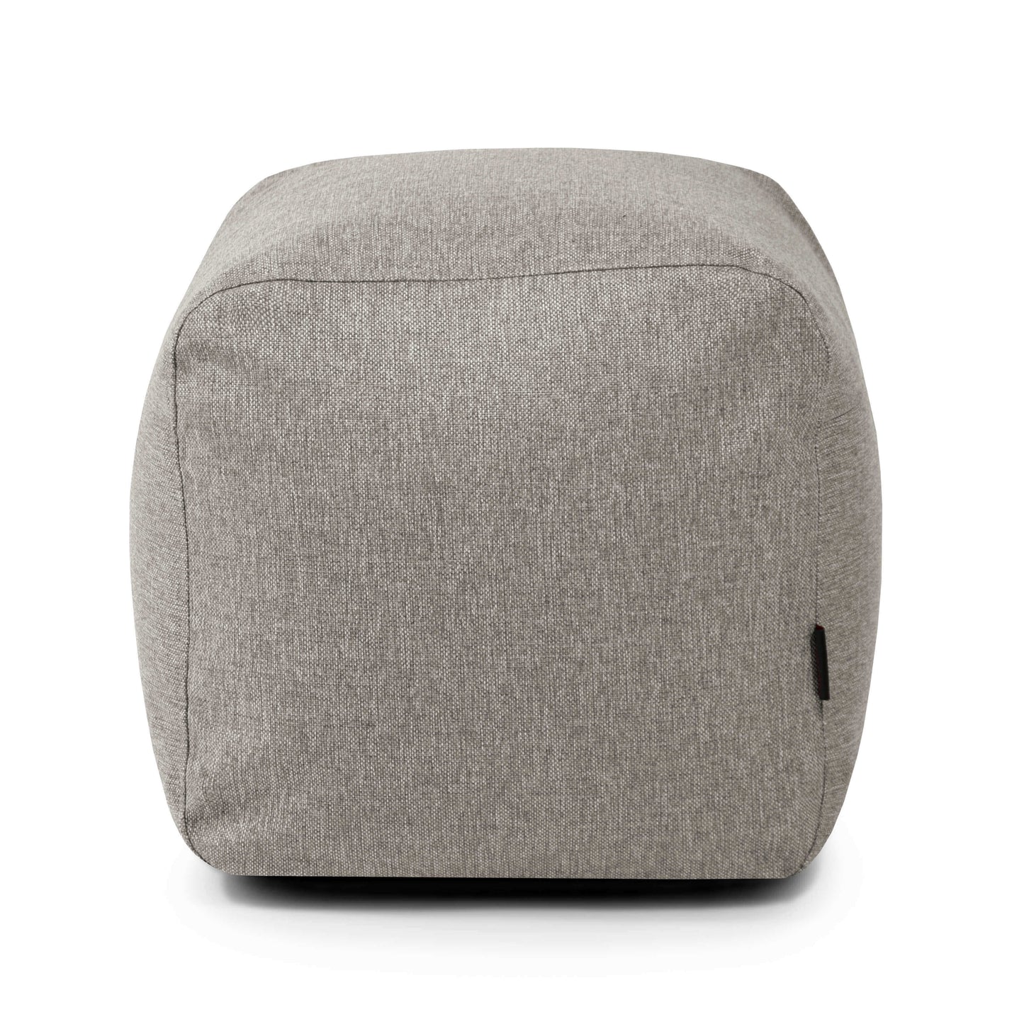 Pouf cuadrado de tela lavable 50×50×35 cm de PLUS 50 HOME se muestra con su moderno diseño sobre fondo blanco, ideal para dormitorio o salón.