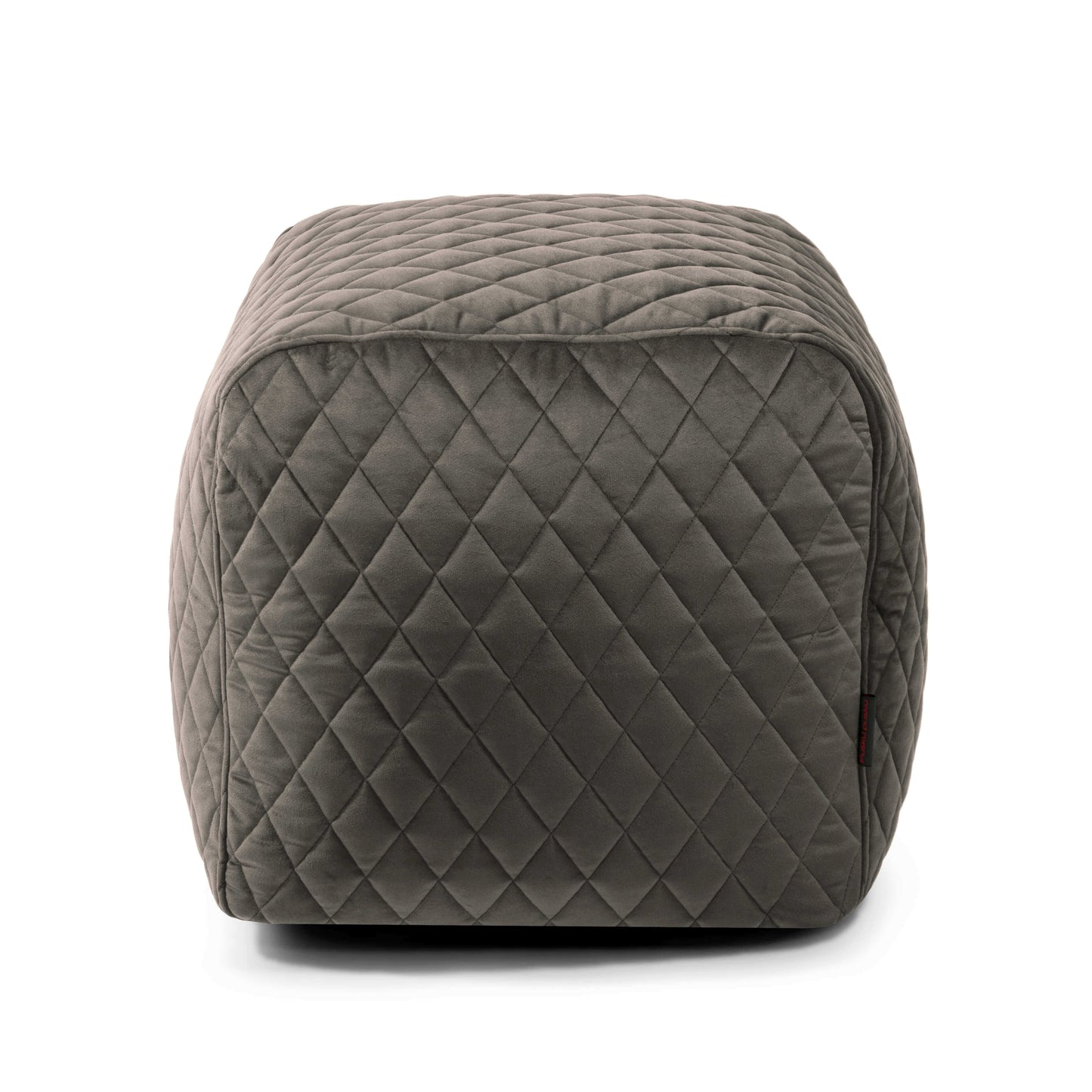 El Pouf cuadrado de terciopelo acolchado PLUS 50 LURE LUXE (50×50×35 cm) es compacto y ligero, con diseño moderno ideal para dormitorio o salón. Se muestra sobre fondo blanco, agregando confort y estilo contemporáneo a tu espacio.