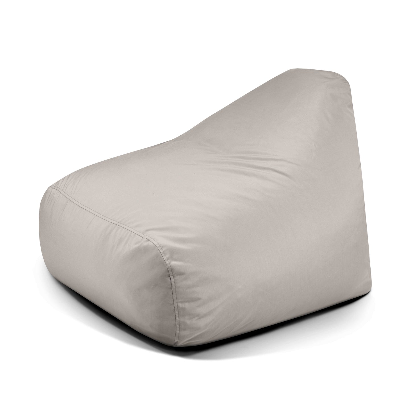El Foam Bean Bag Snug 100 Colorin para exteriores es un sillón moderno de color gris claro con respaldo triangular, que ofrece un asiento cómodo, mostrado sobre fondo blanco.