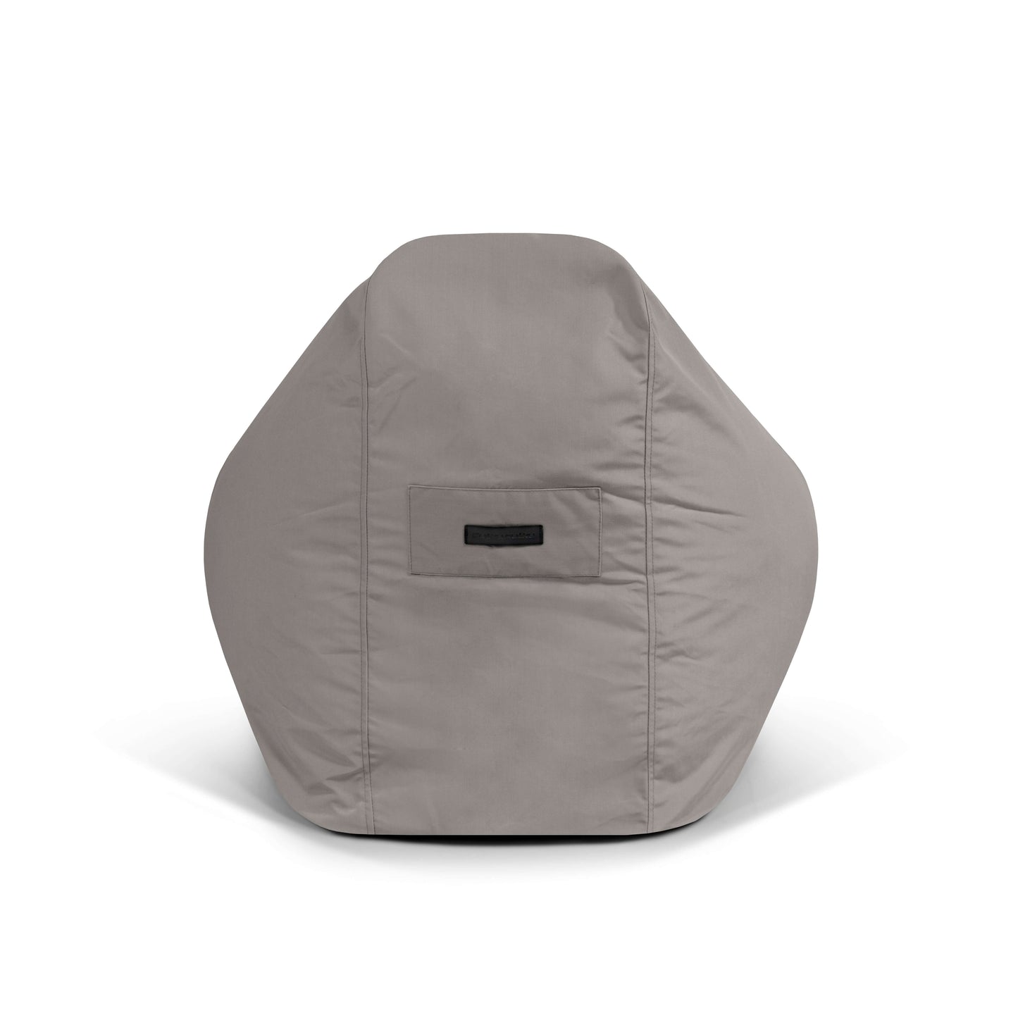 Una funda gris protege el Foam Bean Bag Snug 100 Colorin para uso en exteriores; presenta una forma grande y redondeada con un asa rectangular negra en la parte posterior.