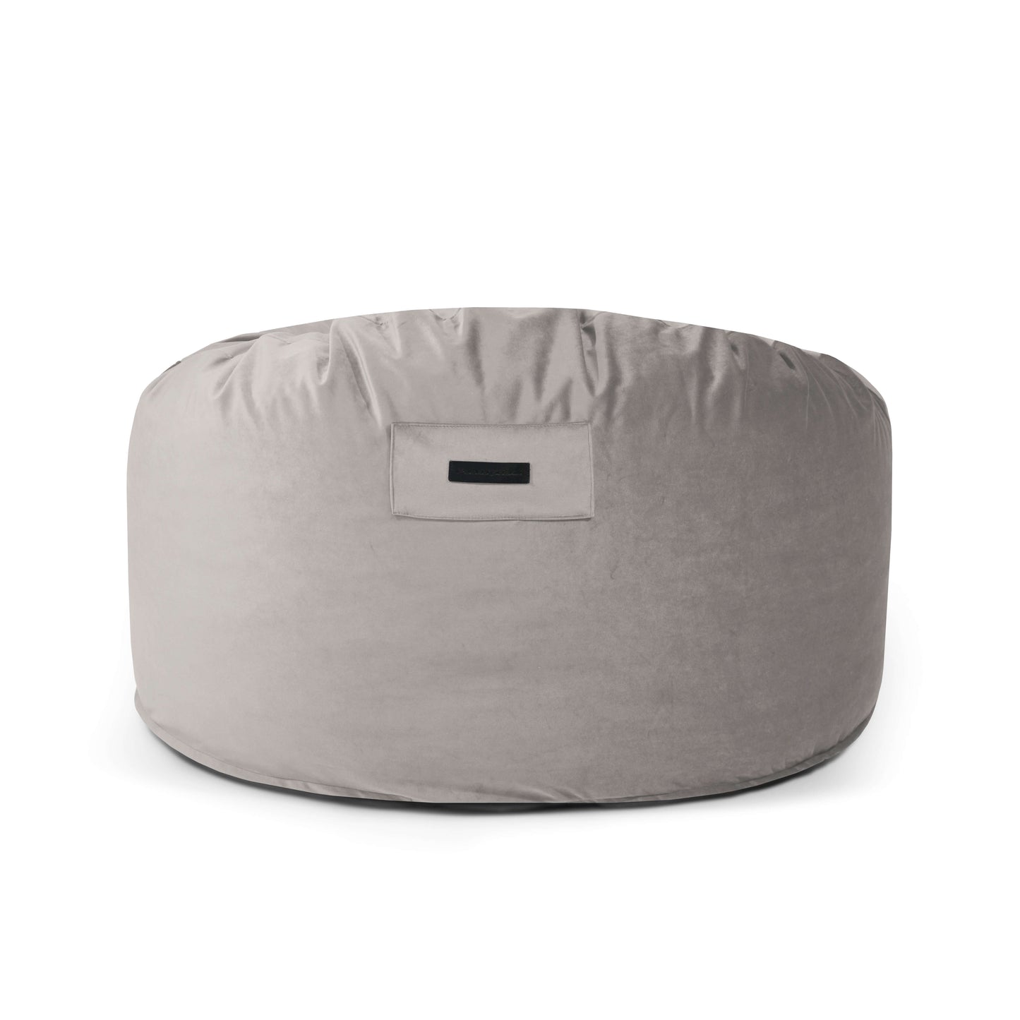 The Puff redondo de foam y terciopelo 110×110×75 cm - OM 110 BARCELONA, moderno para salón, en gris con etiqueta trasera rectangular, ofrece un asiento cómodo y se muestra sobre fondo blanco.