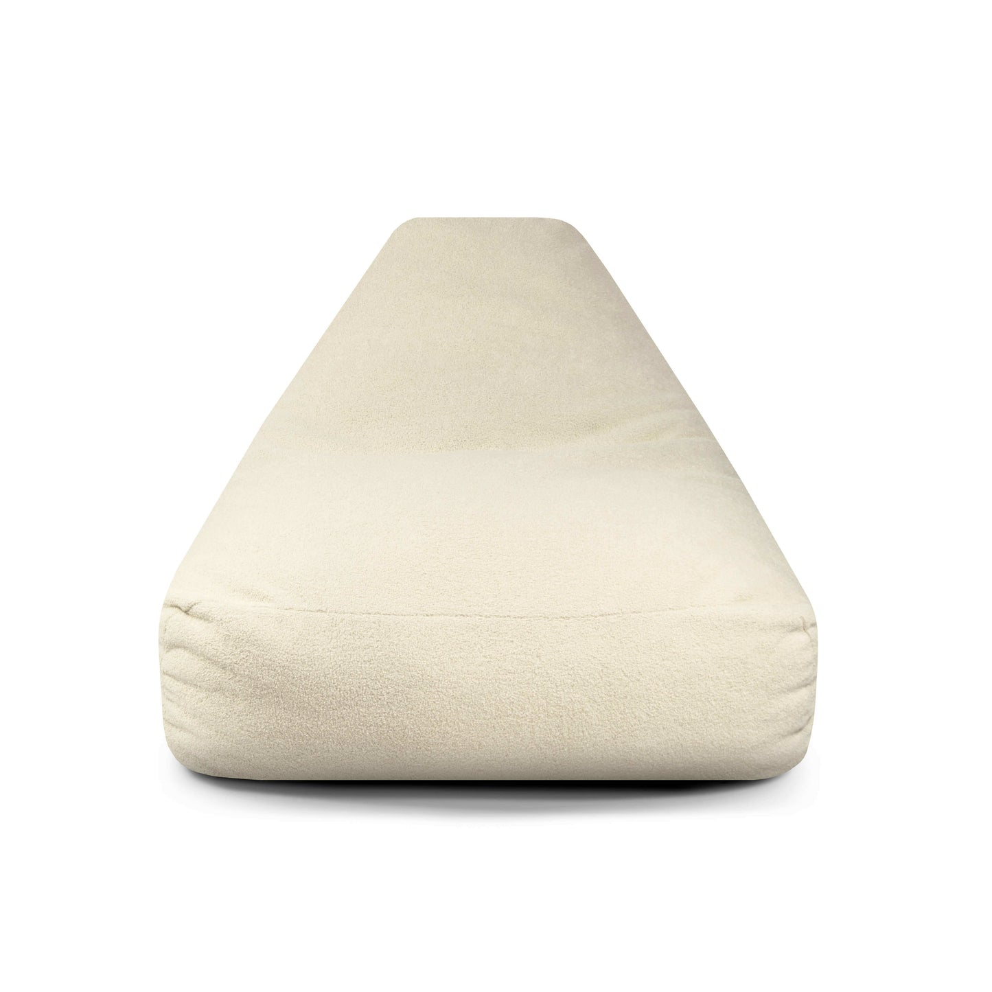 Vista frontal del SNUG 100 TEDDY, un sillón beis triangular de espuma (110×100×74 cm) con suave tejido borreguito, diseñado para salones o dormitorios modernos, sobre fondo blanco.