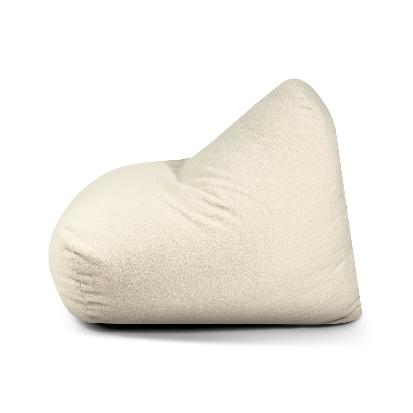 A Puff grande de foam y borreguito 110×100×74 cm - SNUG 100 TEDDY en color beige, con respaldo triangular, se muestra de perfil sobre fondo blanco, destacando su diseño moderno y acogedor para salón o dormitorio.