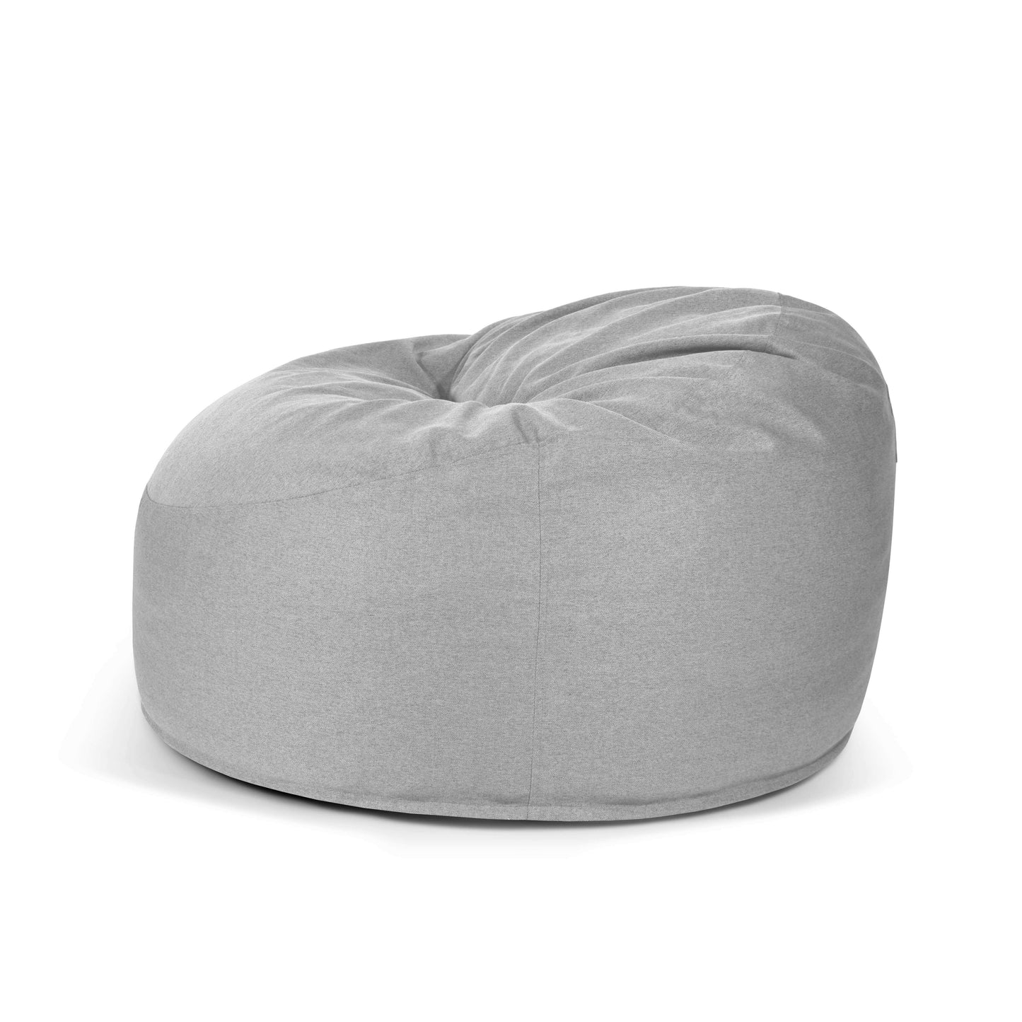El Foam Bean Bag OM 110 Barcelona, de espuma grande de color gris claro con una forma suave y redondeada, se asienta sobre un fondo blanco, añadiendo un toque de mueble moderno.