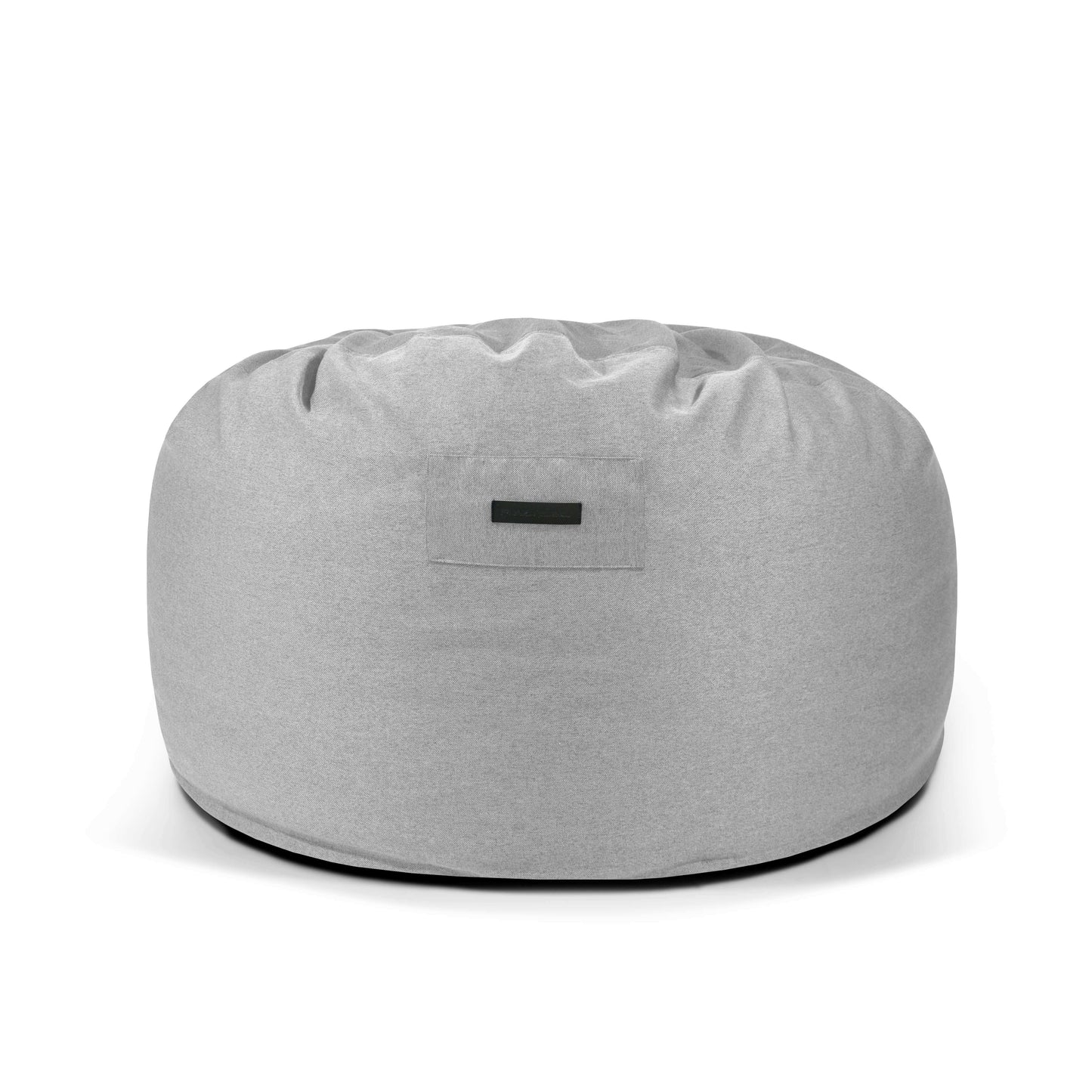 El Foam Bean Bag OM 110 Barcelona es un puff ergonómico redondo de color gris claro con una pequeña asa en la parte delantera, una pieza de mobiliario moderno ideal para cualquier espacio contemporáneo, que se muestra aquí sobre un fondo blanco liso.