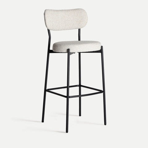 El Taburete alto 77 cm tapizado y metal Segonzac es un taburete de bar moderno con asiento y respaldo tapizados en beige sobre una elegante estructura de metal negro, que cuenta con un reposapiés para mayor comodidad.