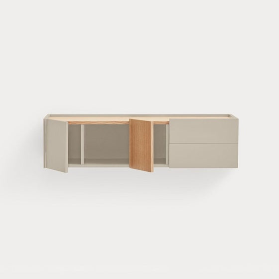 Un mueble de tv modular minimalista en color gris claro y madera con cajón central abierto, conocido como Consola Otto 2P2C suspendida.