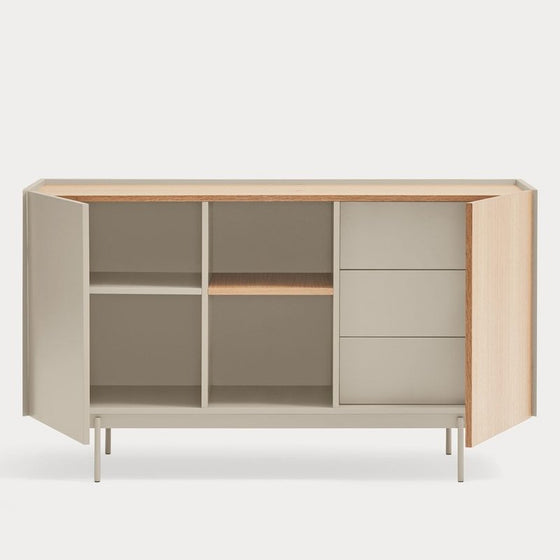 Un Aparador Otto 2P3C moderno y minimalista con estantes abiertos y compartimentos cerrados, con estructura de madera clara y paneles beige, aislado sobre un fondo blanco. Este diseño contemporáneo garantiza una solución de almacenamiento organizada.