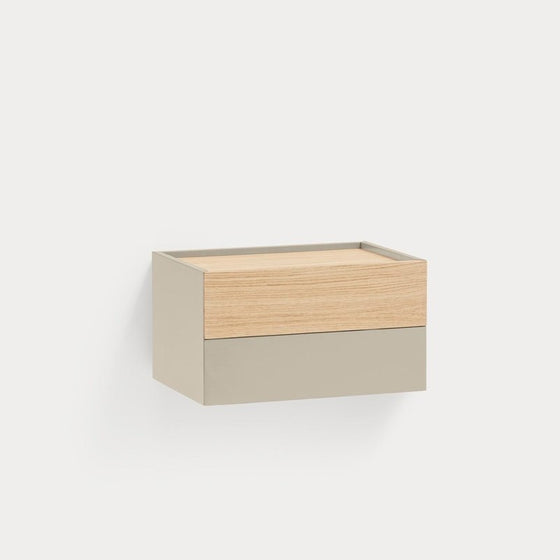 Mesita de noche Otto 2C (Suspendida) beige minimalista con frente de madera clara, diseñada como una mesita de noche suspendida, sobre un fondo blanco limpio.