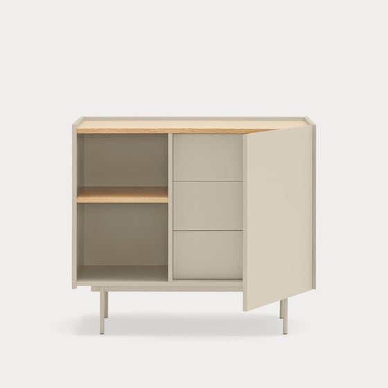 Armario de almacenamiento beige moderno, estantería IKEA Billy, con estanterías abiertas y cerradas, aisladas sobre fondo blanco.