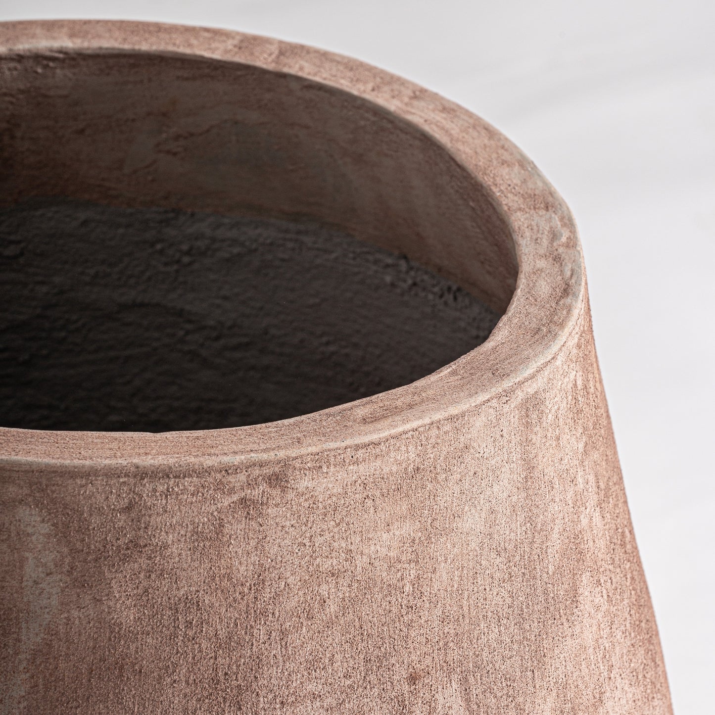 Detalle del borde superior y del interior de la Tinaja en cemento rosa palo y fibra de vidrio 55×55×60 cm - clásico - STEVIE R, sobre un fondo claro liso, perfecta para dar un toque decorativo a su hogar.