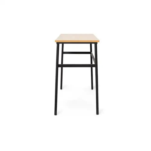 Una mesa rectangular de madera con estructura de metal negro y cuatro patas, vista desde el lado estrecho, aislada sobre un fondo blanco. Perfecto para despachos y salas de trabajo, el diseño minimalista del Escritorio "Industrial" Nuler añade un toque de elegancia moderna.