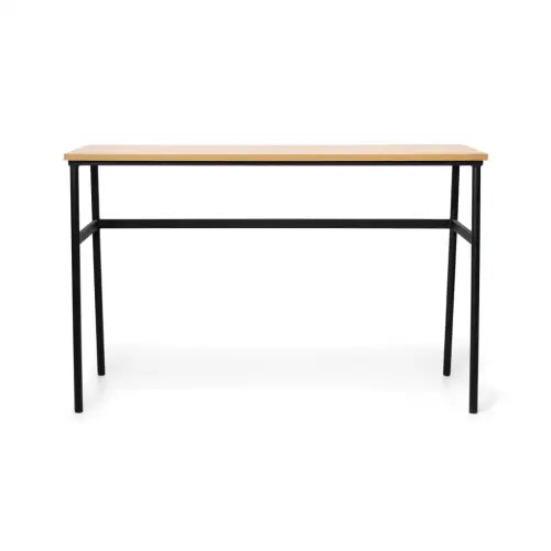 Escritorio "Industrial" Nuler rectangular con tapa de madera y patas de metal negro, ideal para despachos y salas de trabajo, con un diseño minimalista.