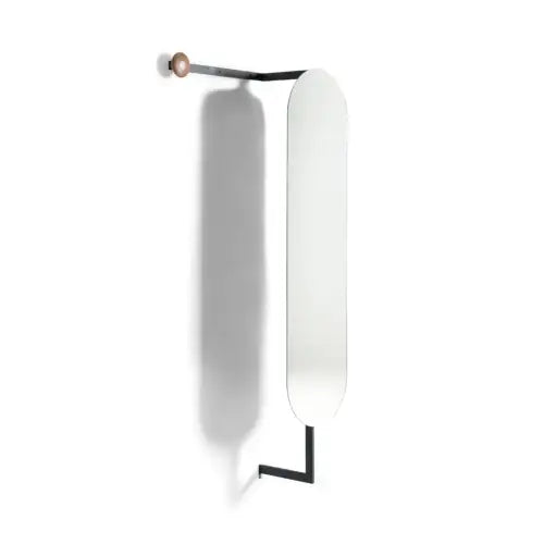Espejo Zyzy de diseño minimalista, montado en la pared, con un marco negro ovalado y una barra de soporte asimétrica con un pomo de Espejo Zyzy.