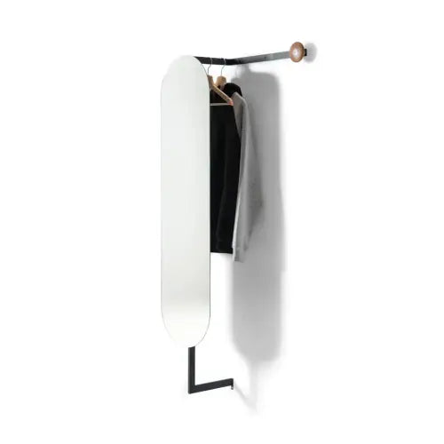 Espejo Zyzy de diseño minimalista con un perchero montado en la pared.