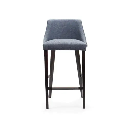 El Taburete en Madera y Tapizado Xally es un taburete de bar con respaldo alto, asiento tapizado en azul y patas de madera oscura, de diseño contemporáneo.